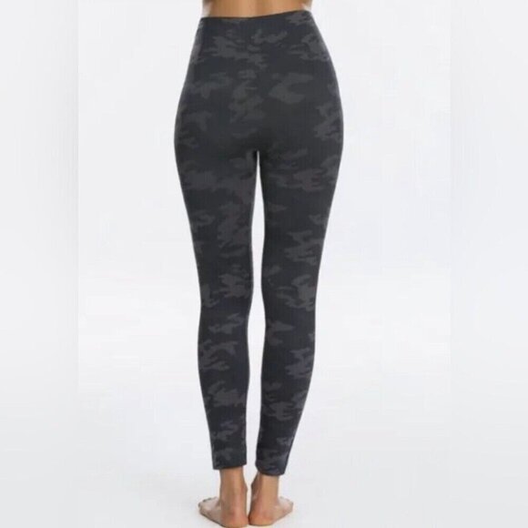 NWT Spanx Look At Me Now Seamless Leggings Black Camo Sz 1X - Picture 4 of 7
